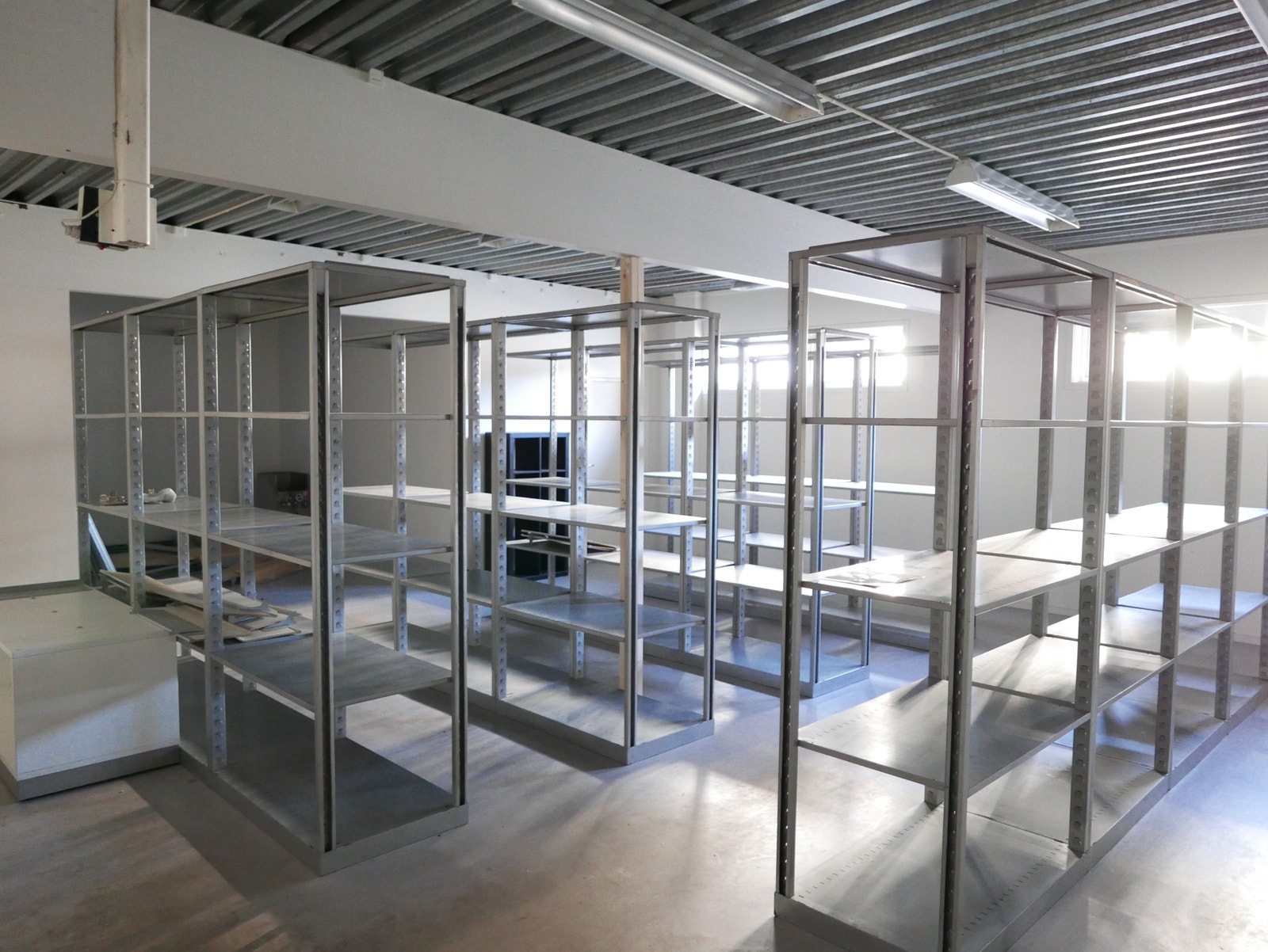 Stort lager på bakrom. Galleribilde