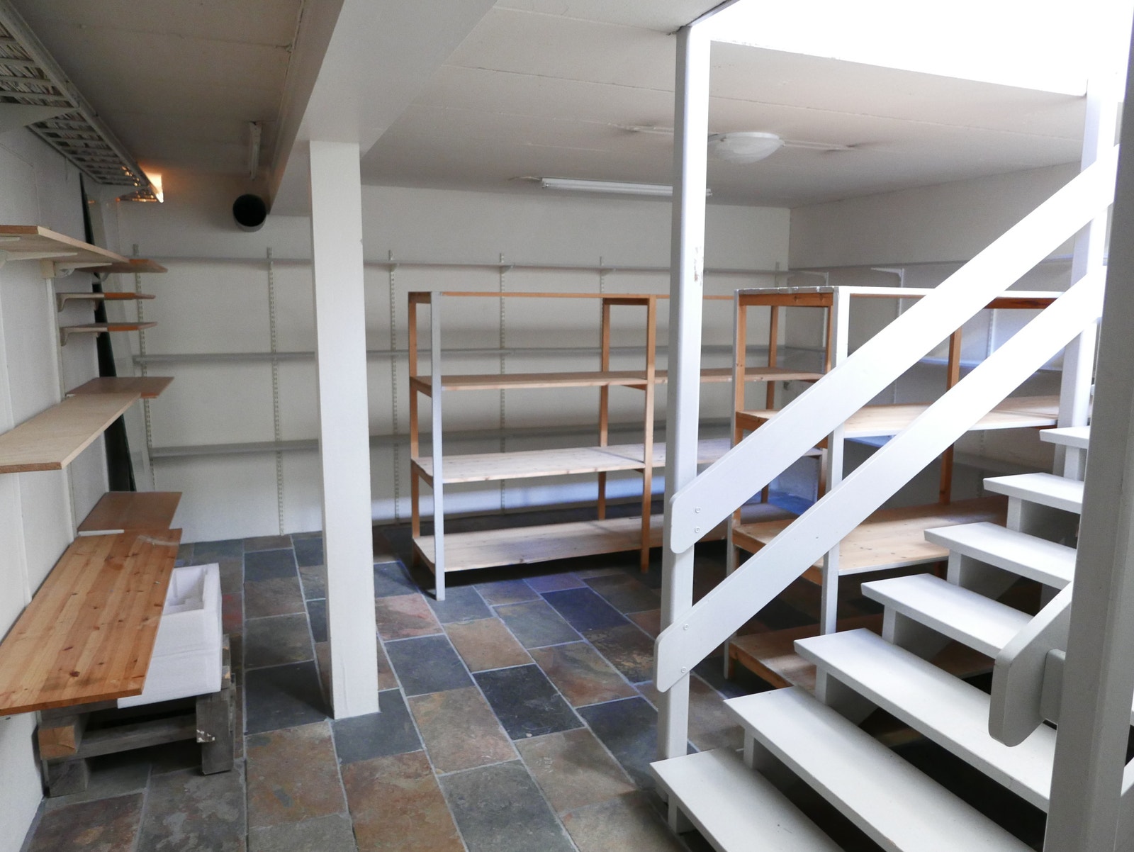 Gode lagringsplasser i underetasjen. Dette kan også stenges av om ønskelig. Galleribilde