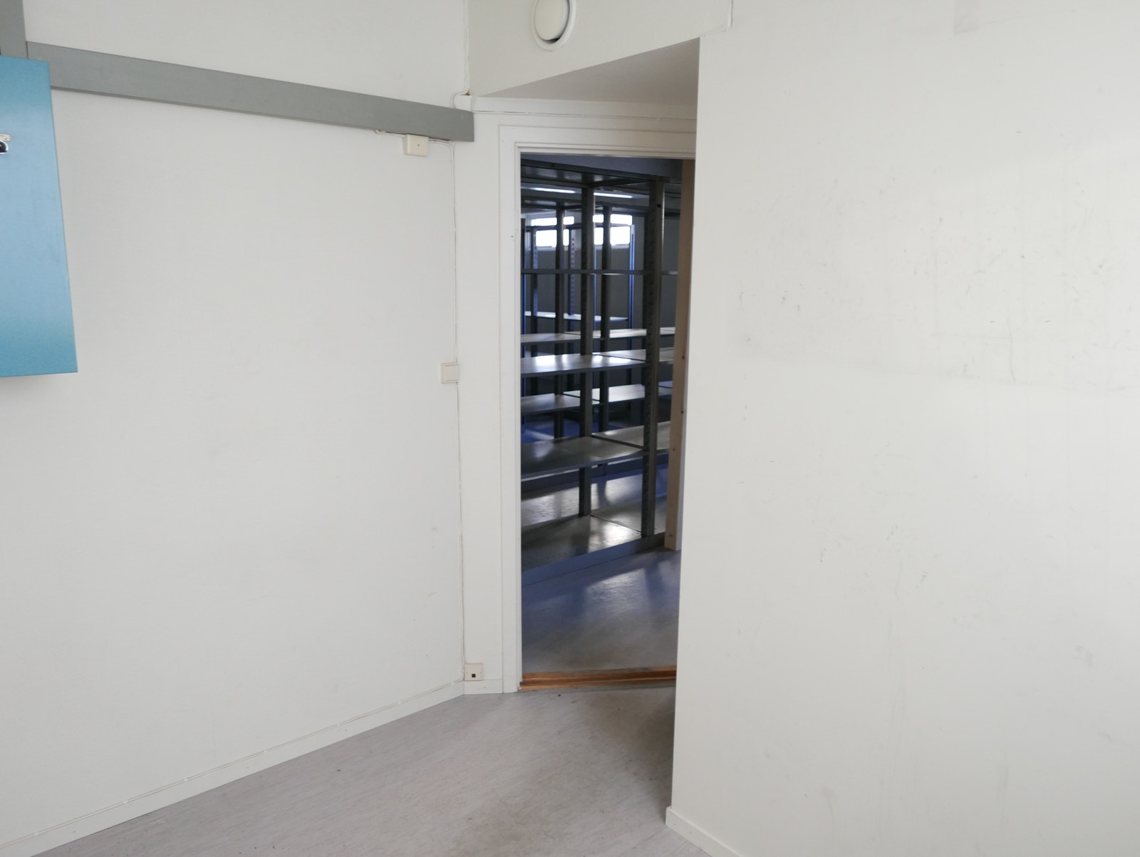 Toalett, bøttekott og garderobe er i lokalet. Galleribilde