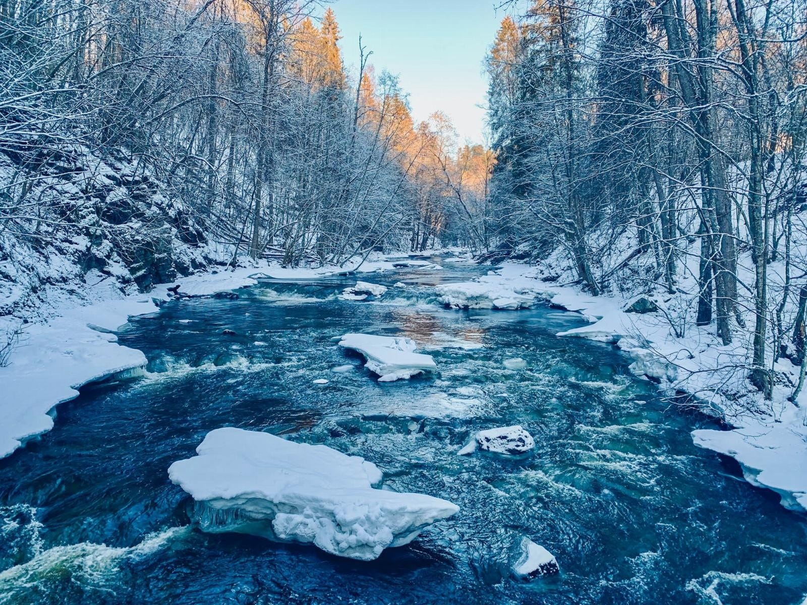 Nedenfor renner Lysakerelven med hyggelige turstier ned til Sollerud eller opp til Bogstad. Om sommeren finner du flere fine og uforstyrrede badeplasser. Galleribilde