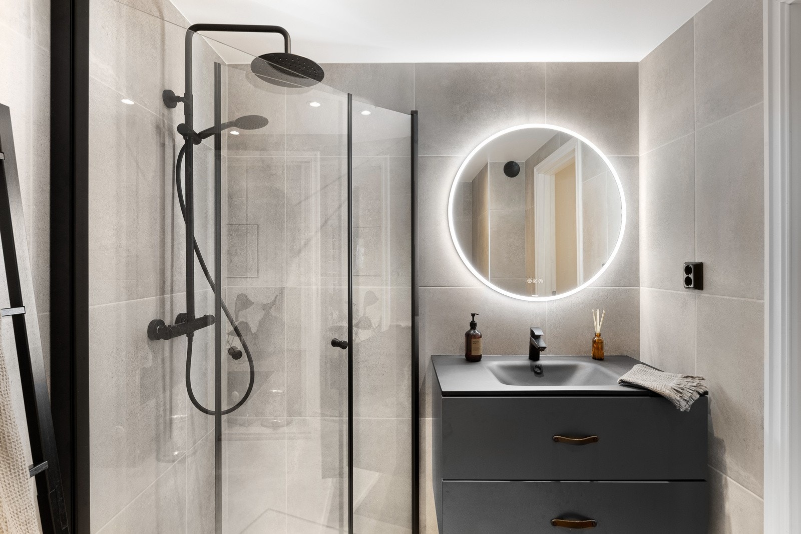 Badet har gulvvarme, downlights og mekanisk avtrekk. Galleribilde