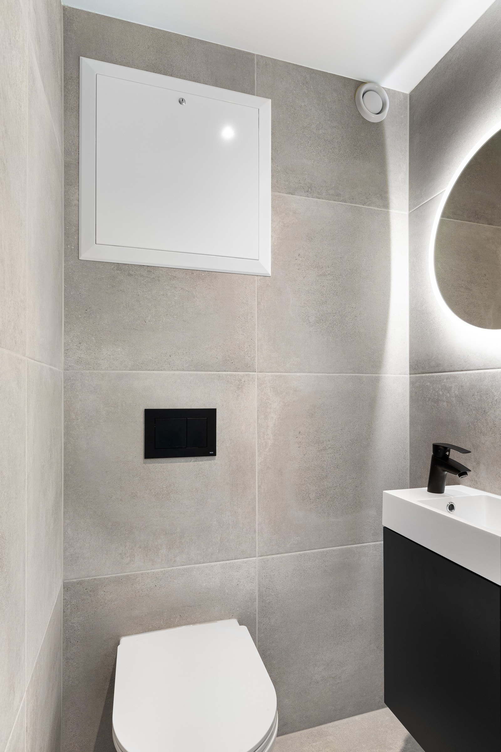 Leiligheten har gjestetoalett i tilknytning til entreen. Rommet ble renovert i samme stil som badet i 2021. Galleribilde