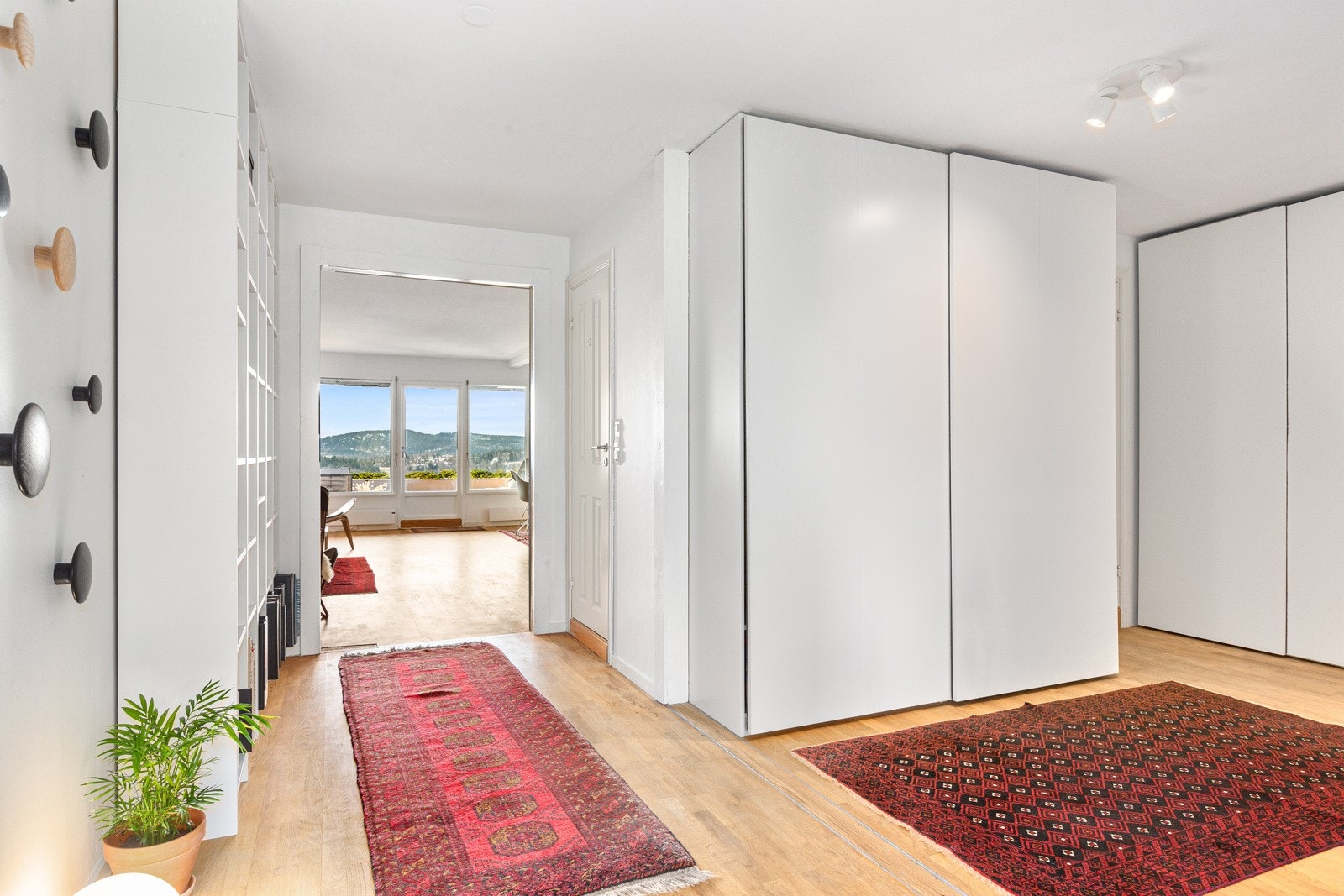 Leiligheten har en uvanlig stor entré/hall med to store skyvedørsgarderober. Galleribilde