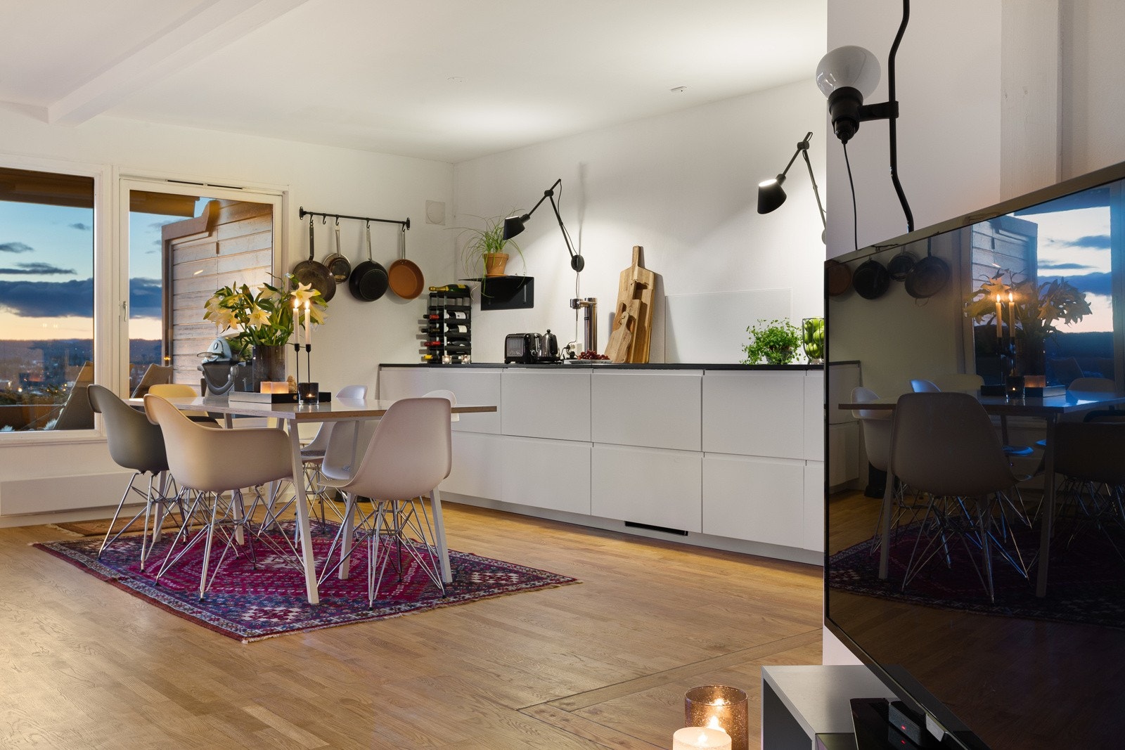 Bor du på Ullerntoppen har du kort vei inn til byen, og kort vei til fine tur- og friluftsområder. Galleribilde