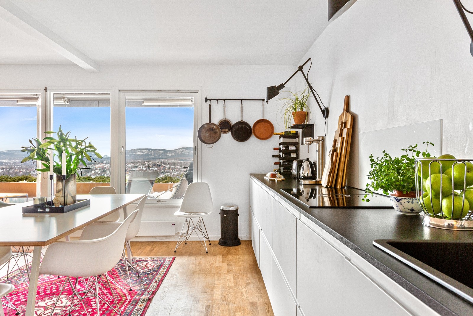 Kjøkkeninnredningen er fra Ikea og var ny i 2021. Benkeplaten er fra Kvik og har nedfelt vaskekum i sort kompositt. Galleribilde