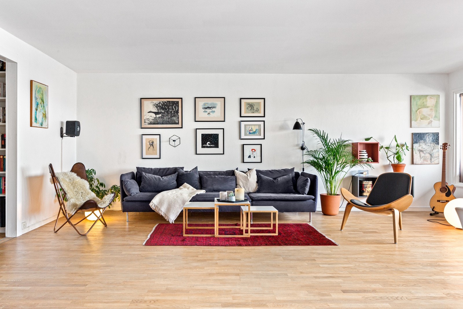 Hele leiligheten har parkettgulv og slette vegger. I stuen er det listefritt fra vegg til himling. Galleribilde