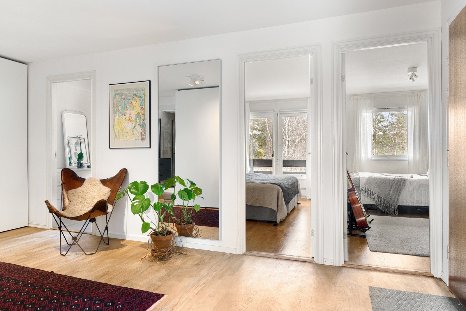 Leiligheten har tre soverom mot øst som alle har inngang fra hallen. Galleribilde