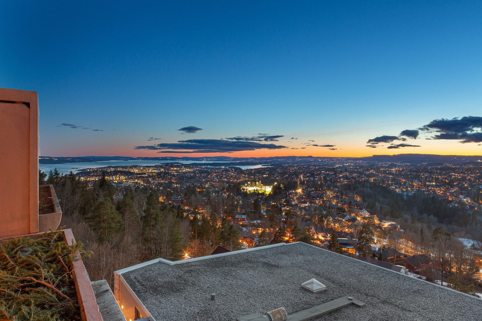 Fra terrassen kan man bl.annet se til Fornebulandet og Oslofjorden. Galleribilde