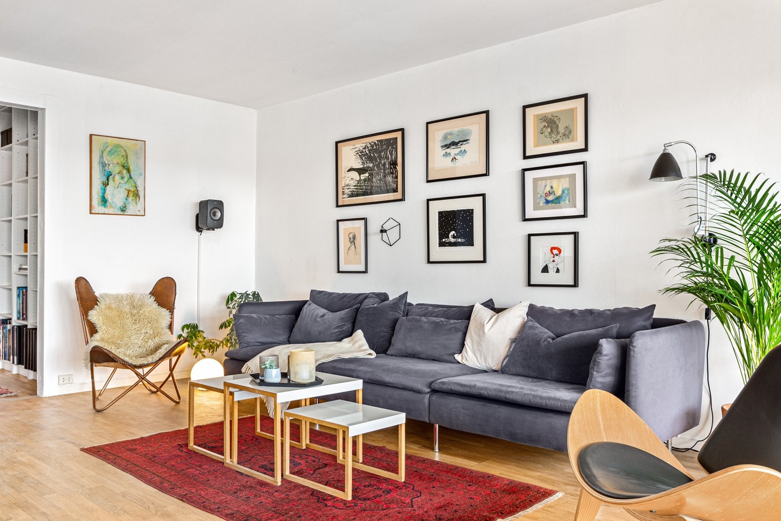 Det er god plass til å møblere stuen med stor sofa, godstoler og tv-møblement. Galleribilde