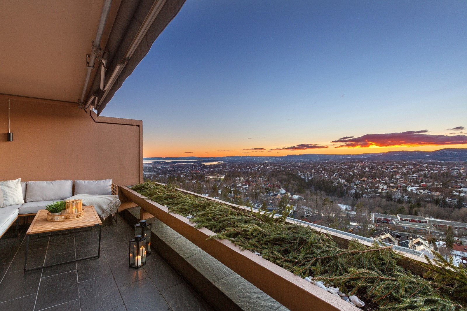 Kristine Følker ønsker velkommen til visning av ombygget og pent oppusset toppleilighet med fantastisk panoramautsikt. Galleribilde