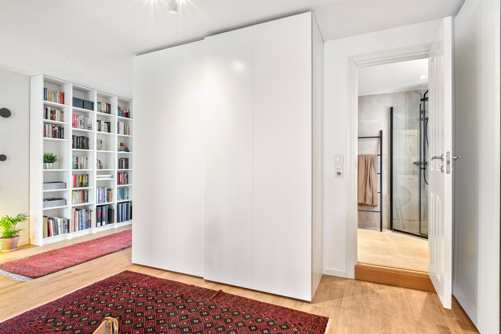 Fra hallen er det inngang til både gjestetoalett og bad. Galleribilde