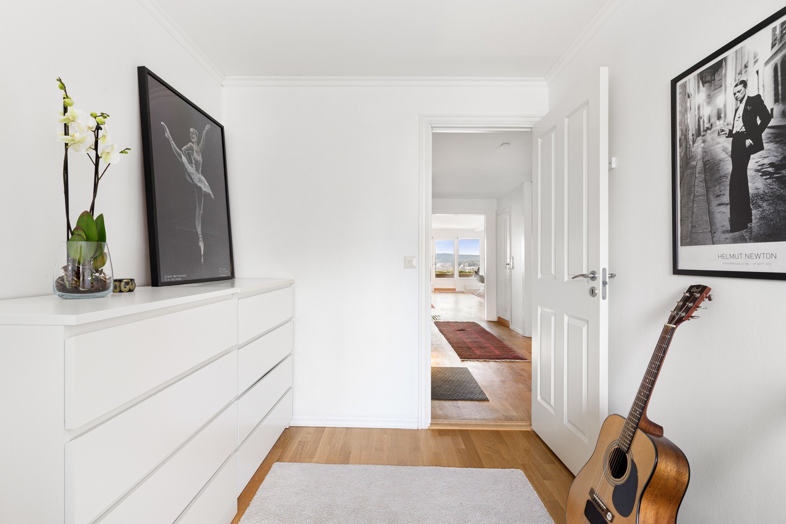 Det er plass til klesskap i de to minste soverommene, eller kommoder slik som her. Galleribilde