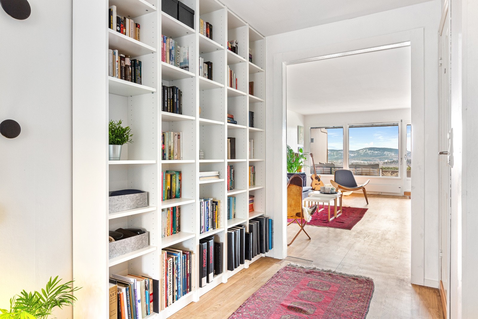I tillegg til garderober har hallen god plass til bokhyller eller lignende. Det er åpen løsning inn til stuen. Galleribilde