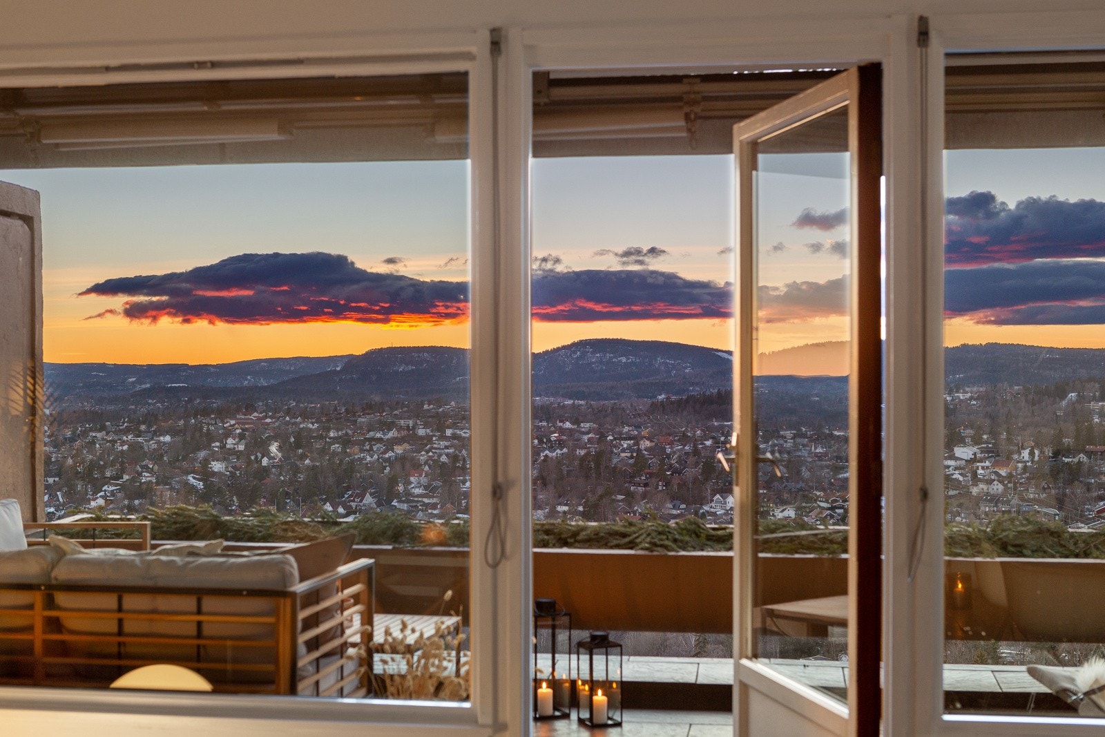 Leiligheten ligger i toppetasjen og har en vestvendt terrasse utenfor stuen/kjøkkenet. Utsikten er slående vakker, ute på terrassen, men også inne fra stue/kjøkken. Galleribilde