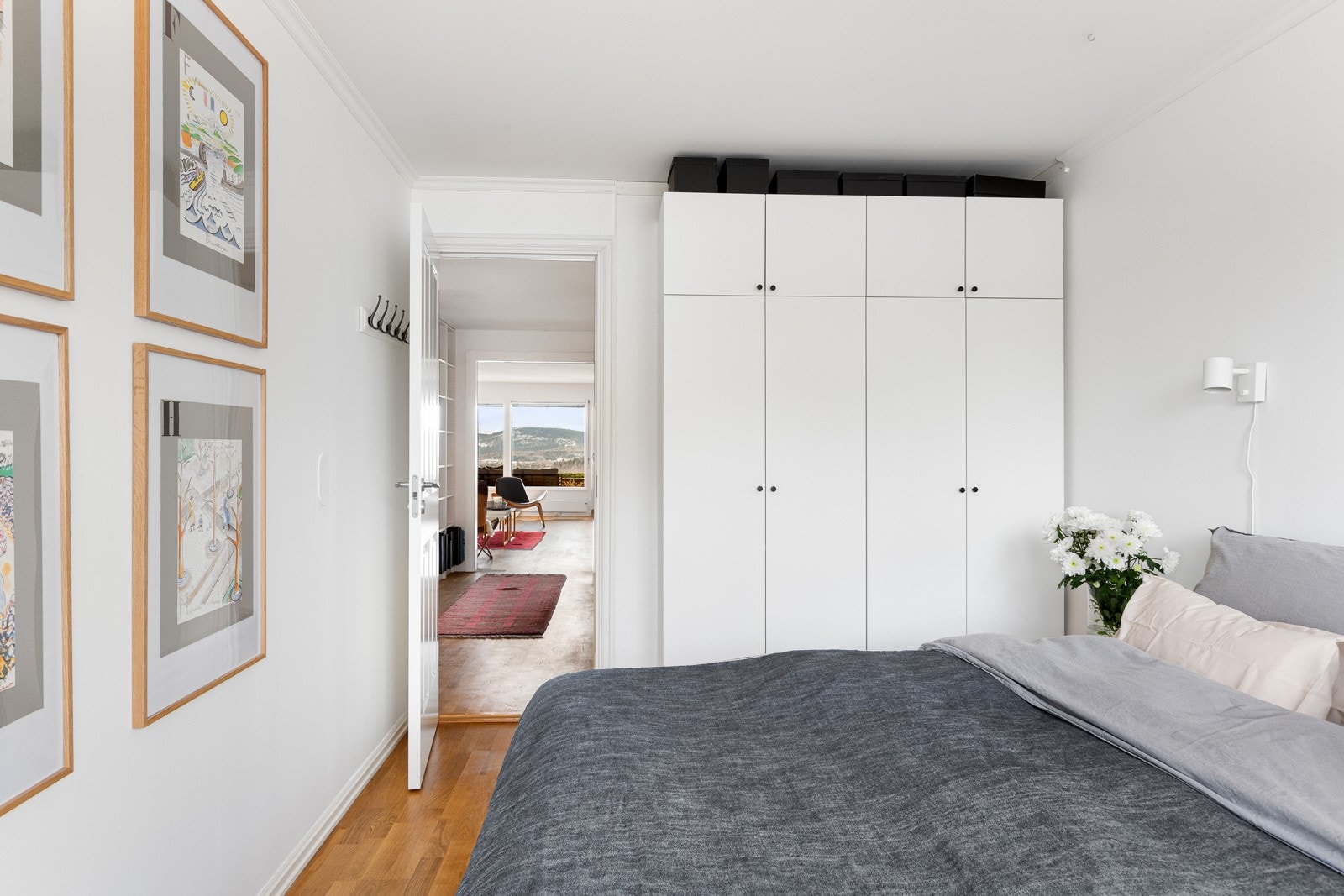 Hovedsoverommet har garderobeskap med hvite, slette fronter. Galleribilde