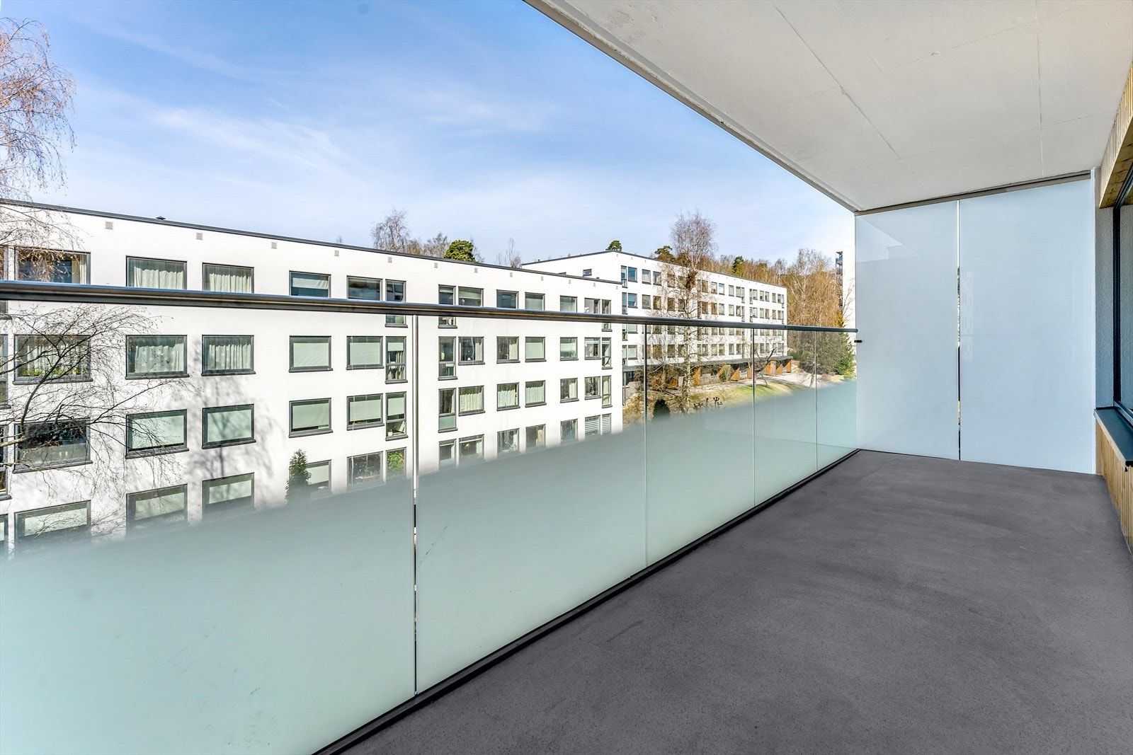 Herlig balkong på ca. 11 kvm med mer enn nok av plass til å møblere med utemøbler. Galleribilde