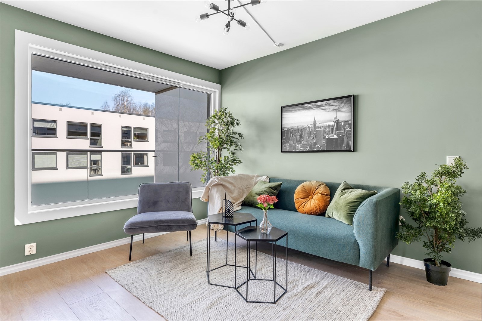 Store vindusflater slipper til rikelig med naturlig lys inn til stuerommet. Galleribilde