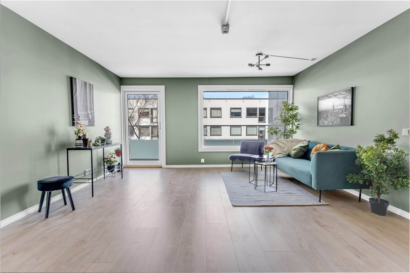 Lys og romslig stue med helt nye overflater fra 2022. Galleribilde