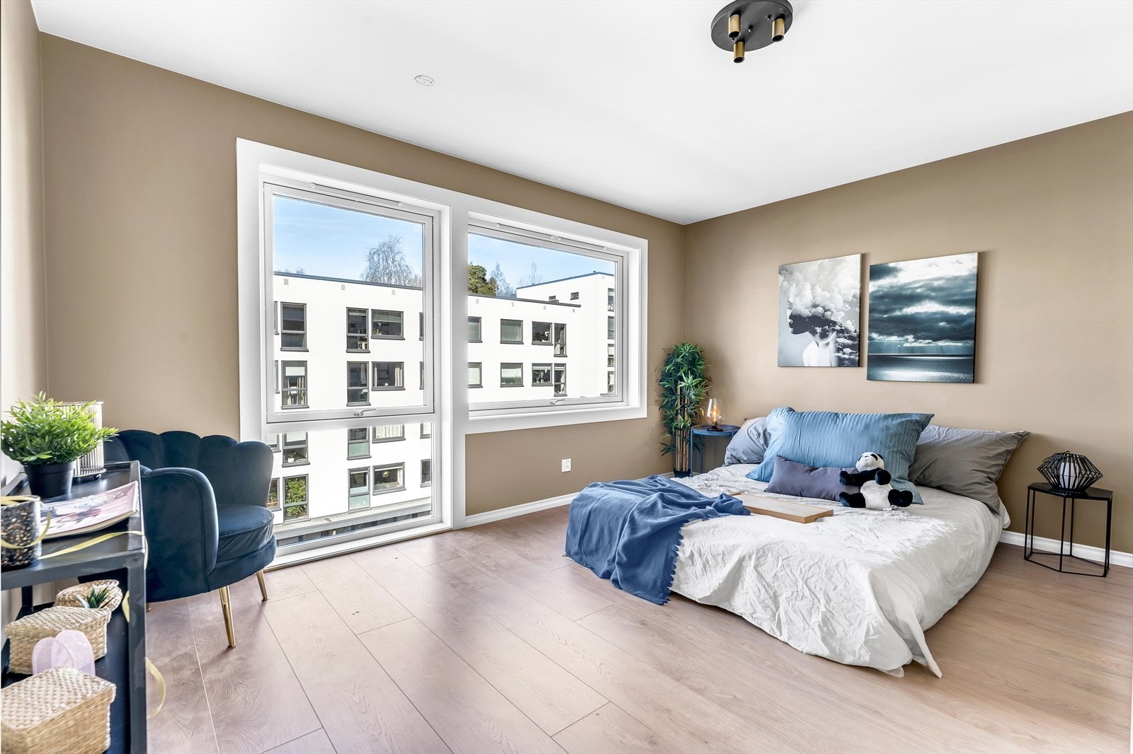 Lyst og romslig hovedsoverom. Galleribilde