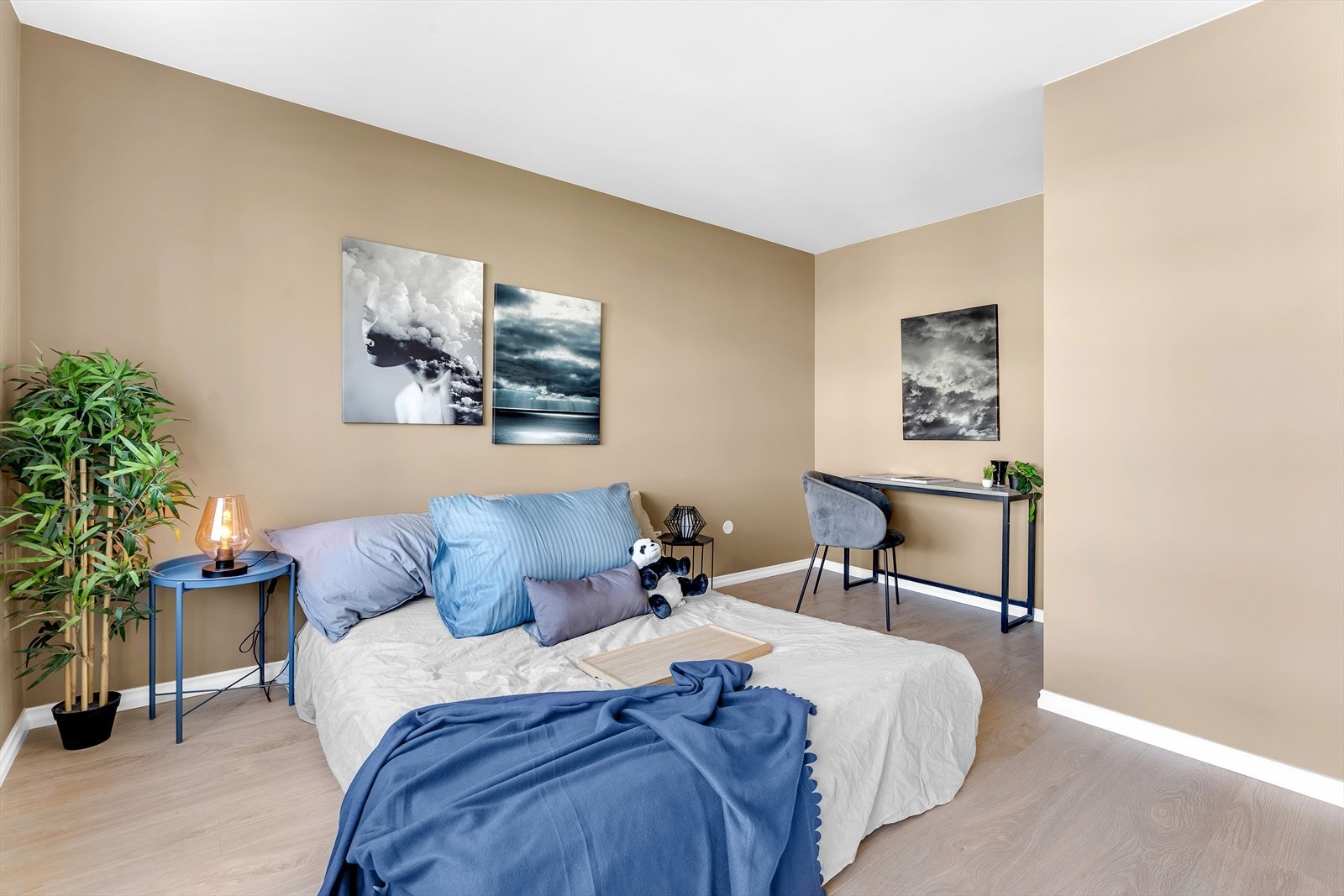 Hovedsoverommet har god plass til stor dobbeltseng, nattbord på hver side og annet ønsket møblement. Galleribilde