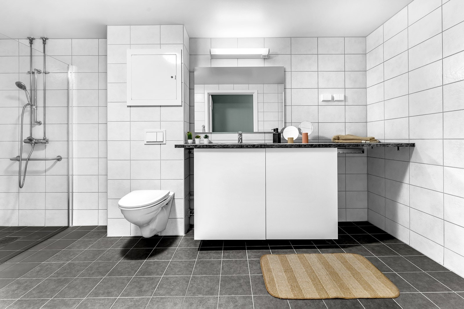 Flislagt baderom pusset opp i regi av borettslaget i 2017/2018 med innredning oppgradert i 2022. Galleribilde