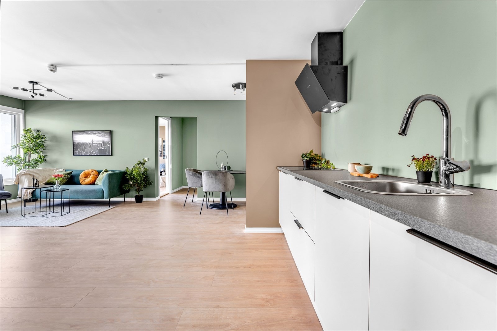 Kjøkkenet fremstår som en egen sone selv om det ligger i åpen løsning med stue. Galleribilde