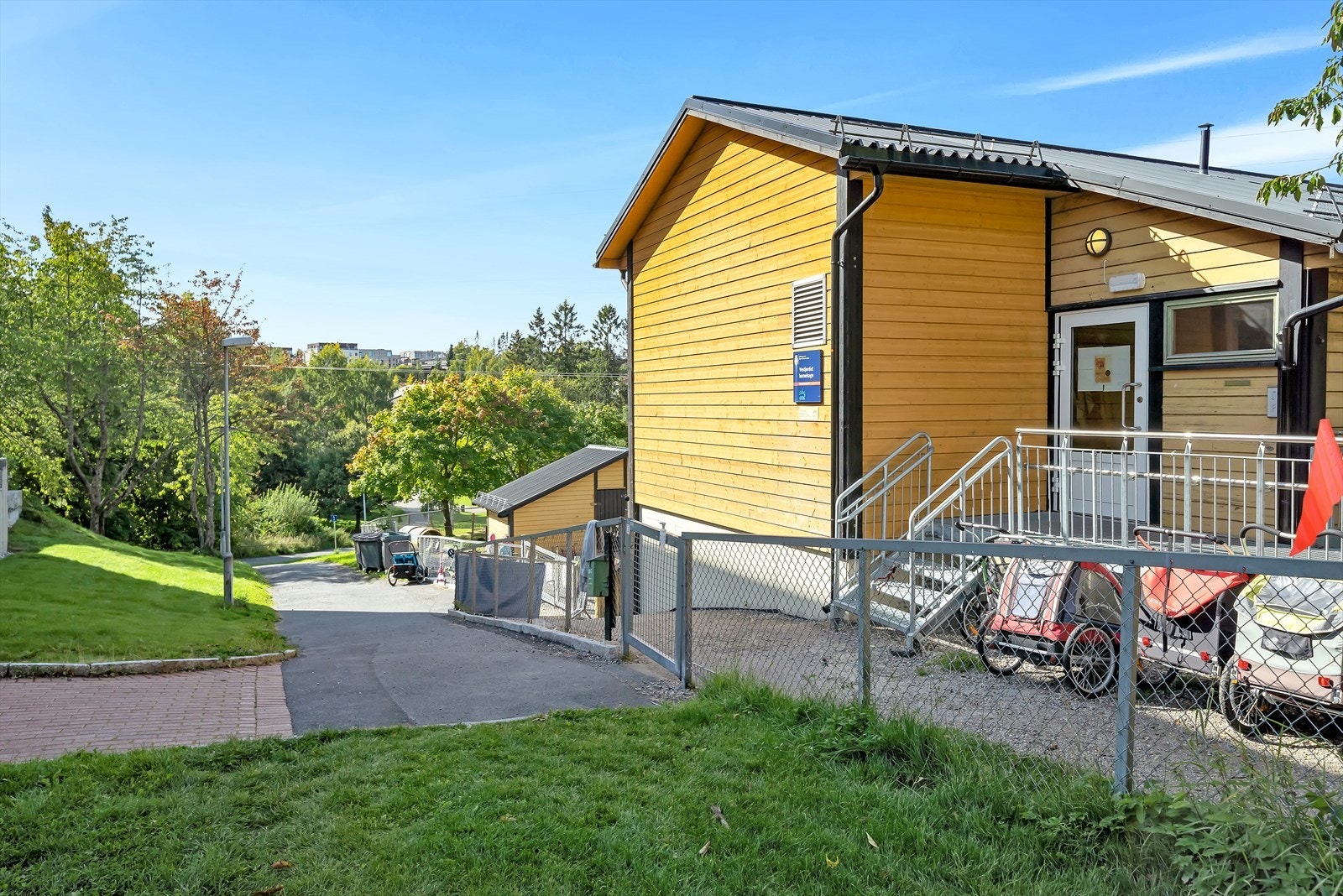 Nærområdet har godt tilbud av barnehager og skoler. Galleribilde