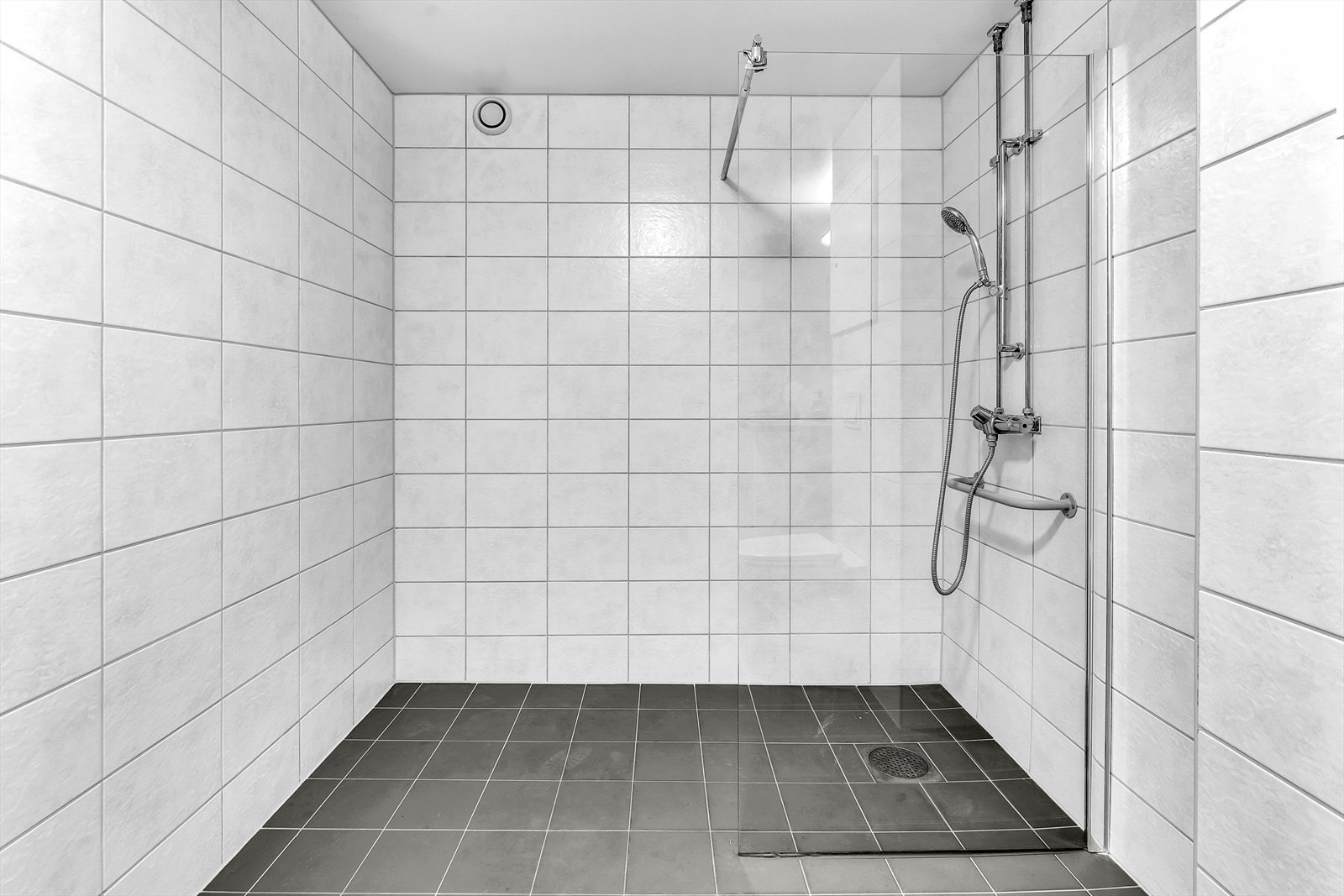 Baderommet har elektriske varmekabler i gulv. Galleribilde