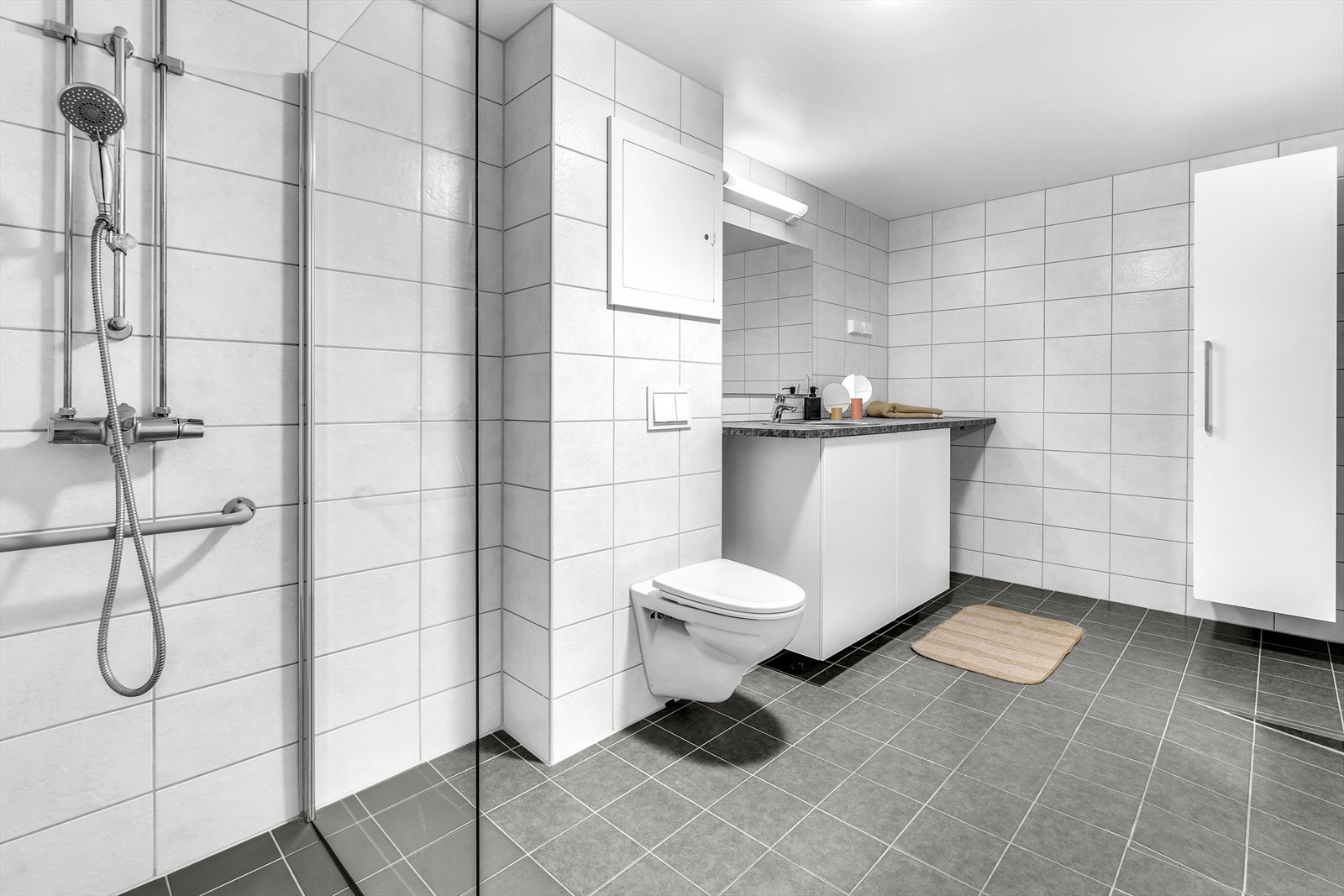 Baderommet er meget romslig med opplegg for vaskemaskin. Galleribilde