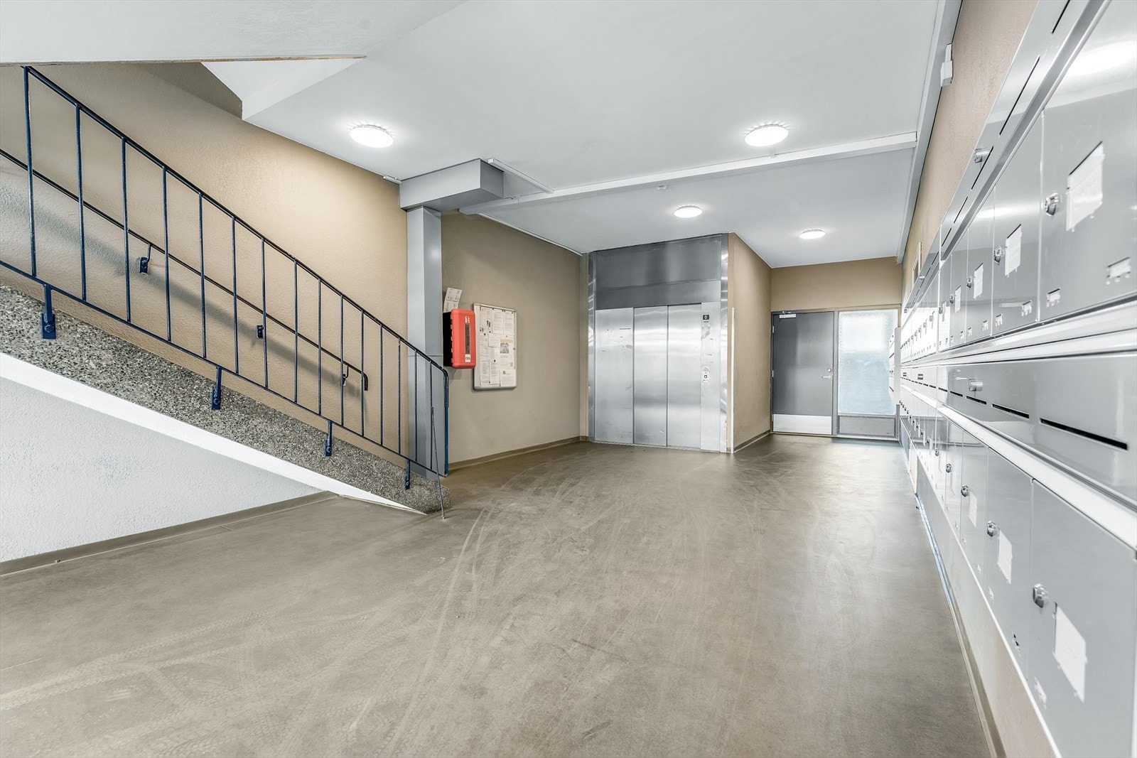 Det er trappefri adkomst til leiligheten med heis i bygget. Galleribilde
