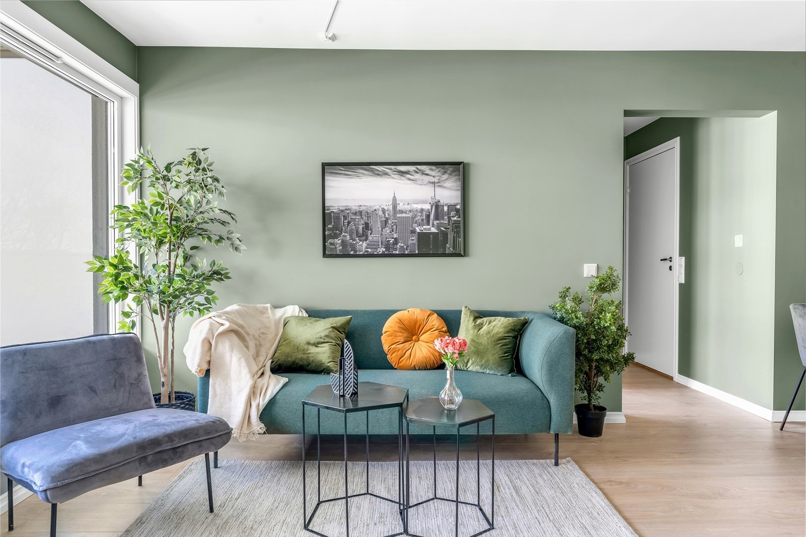 God plass til å innrede med sofagruppe, spiseplass, øvrig møblement og stor TV om ønskelig. Galleribilde