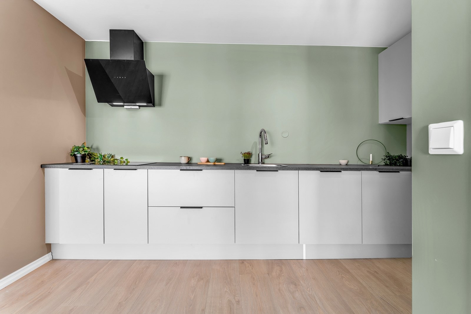 Stilrent kjøkken med god plass til både matlaging og oppbevaring. Galleribilde