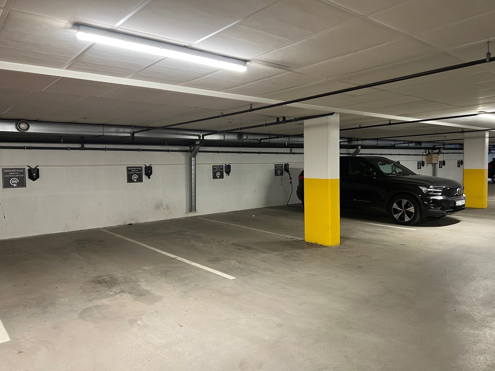 Lademuligheter til El-bil Galleribilde