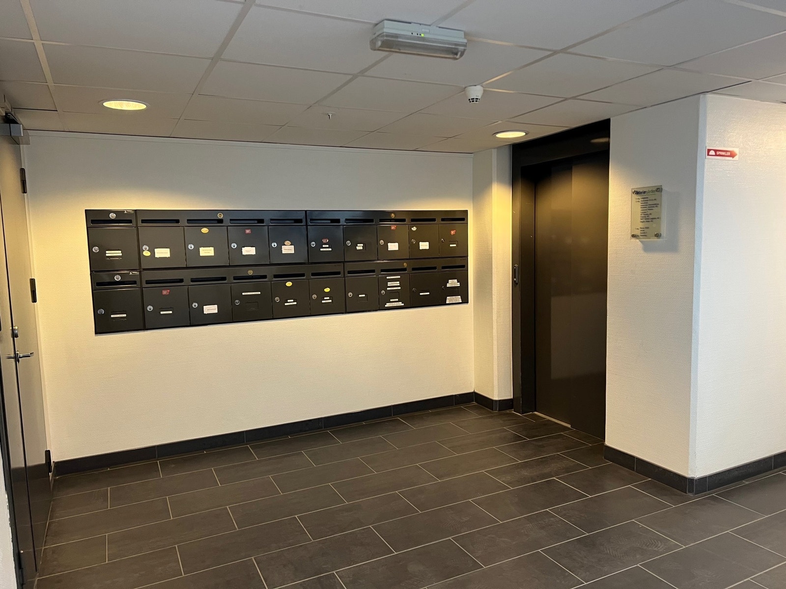Heis fra parkeringskjeller til kontorer Galleribilde