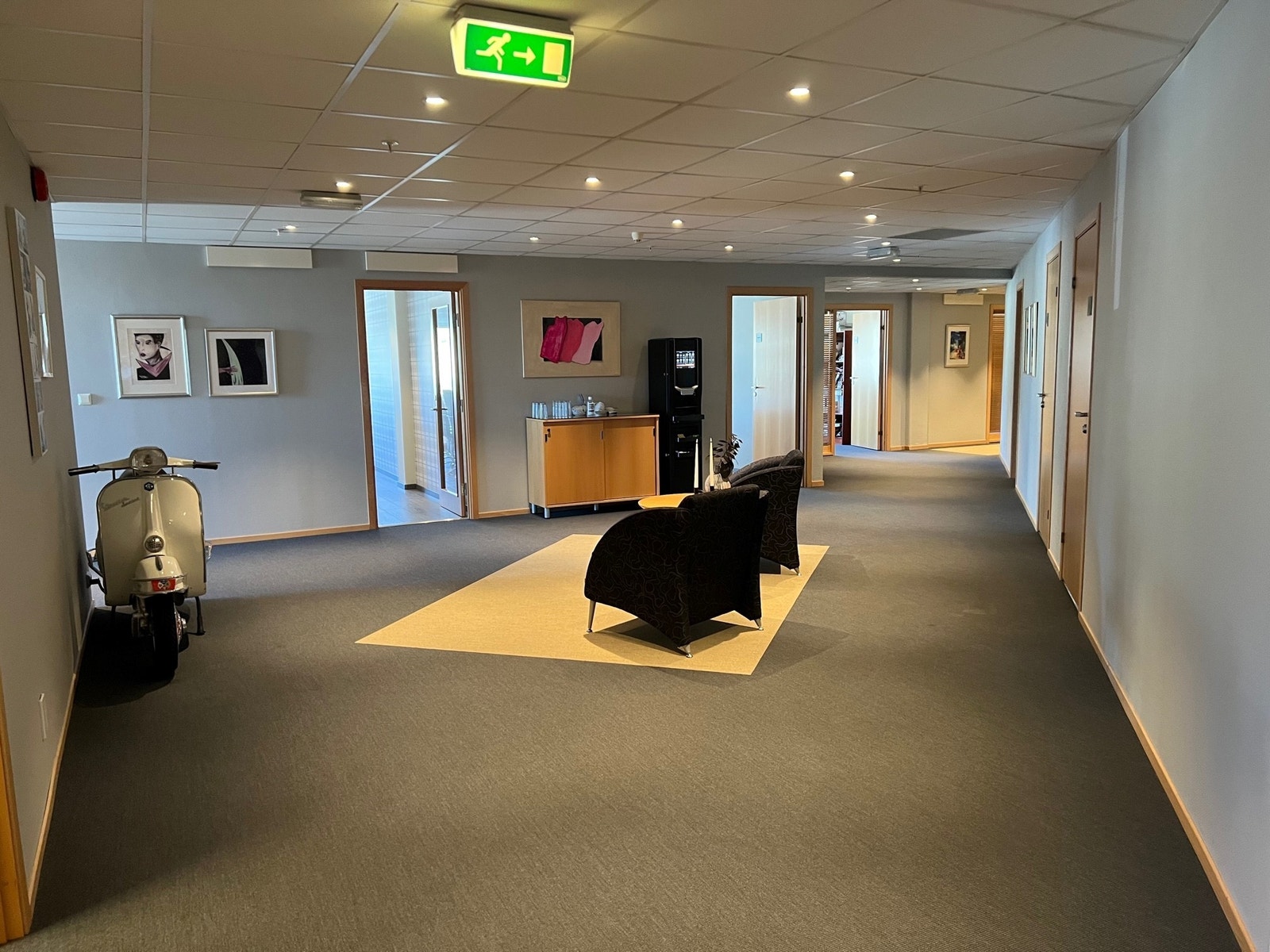 Inngang til spise- og møterom og kontor Galleribilde