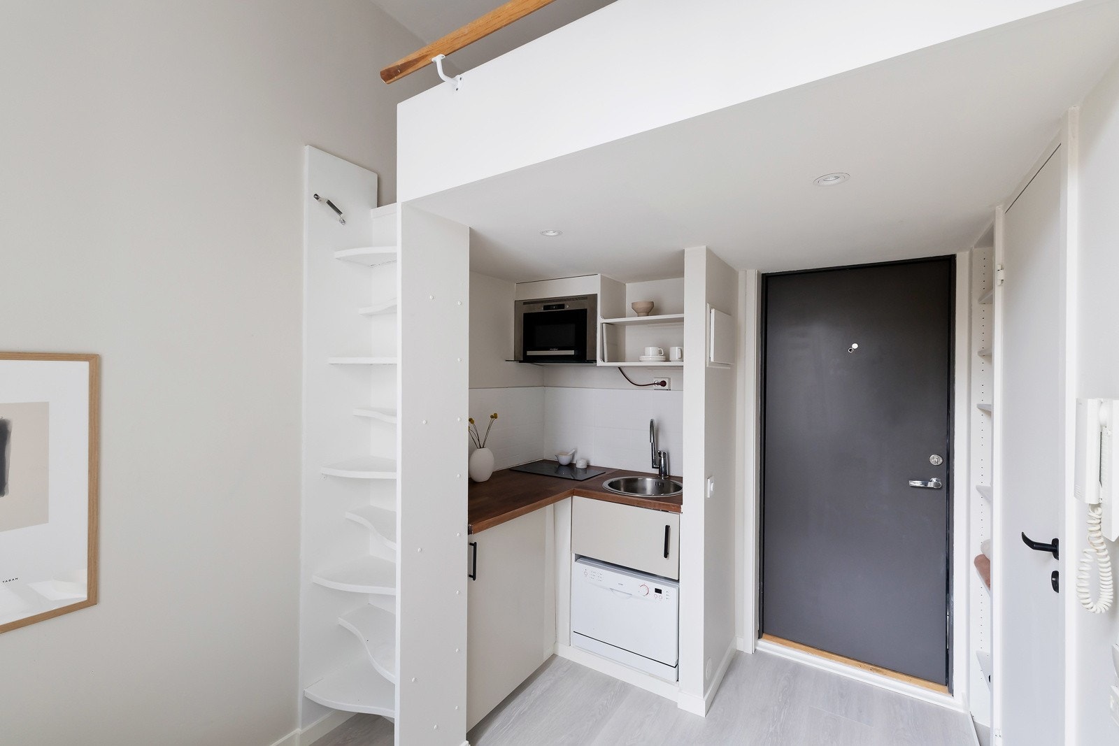 Kjøkken med micro, platetopp, ventilator og kjøleskap med fryseboks. Galleribilde