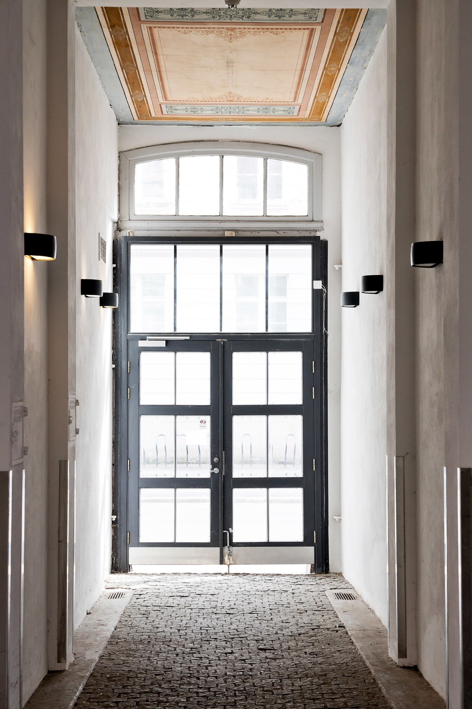 Nydelig inngangsparti og detaljer i tak. Galleribilde