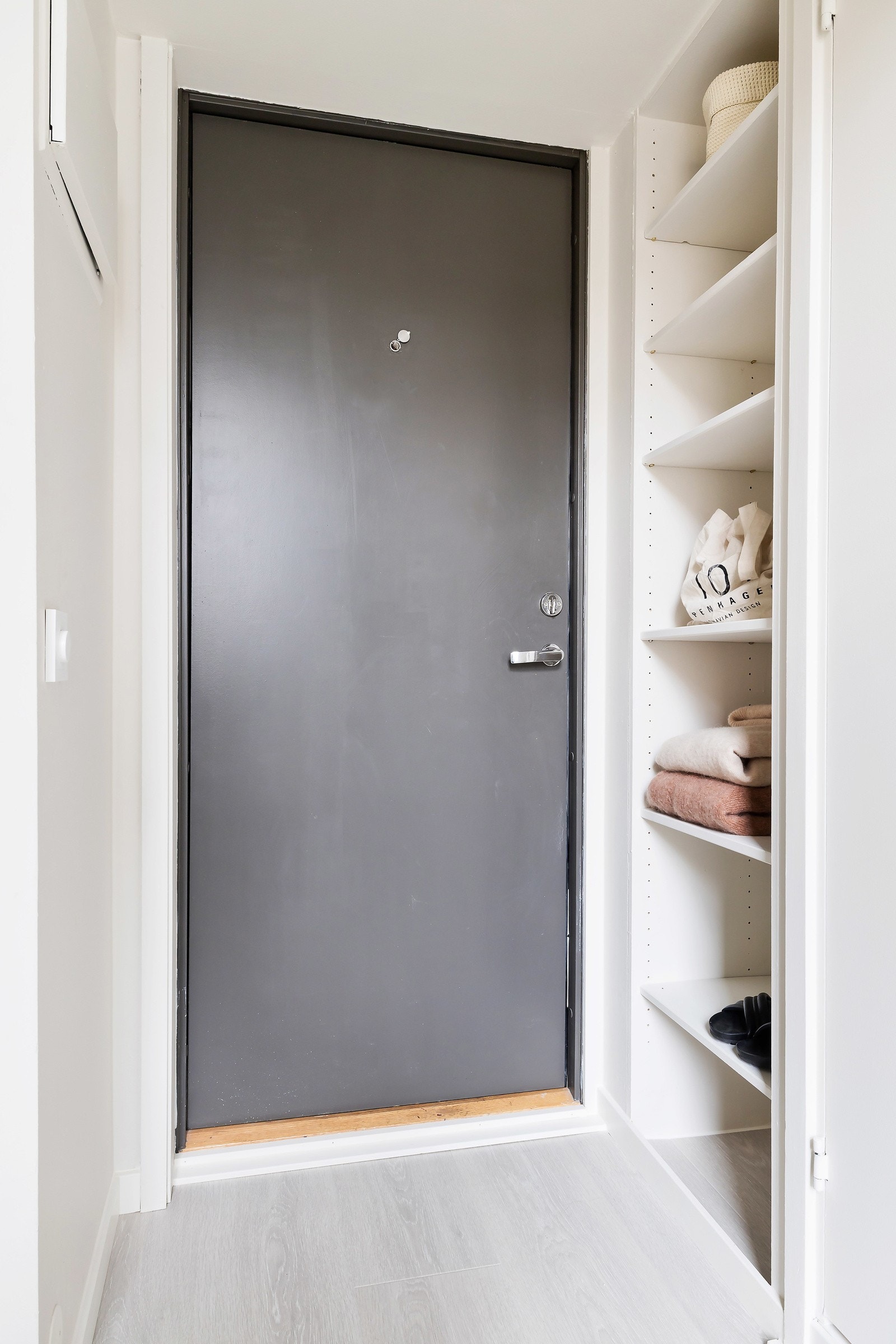 Plassbygd garderobeskap i entré mot bad Galleribilde