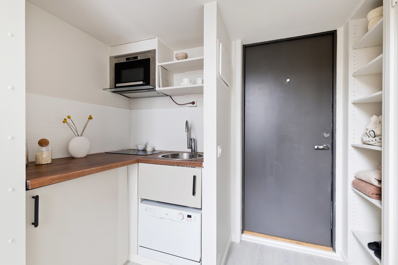 Praktisk kjøkken som har plass til det nødvendige. Galleribilde