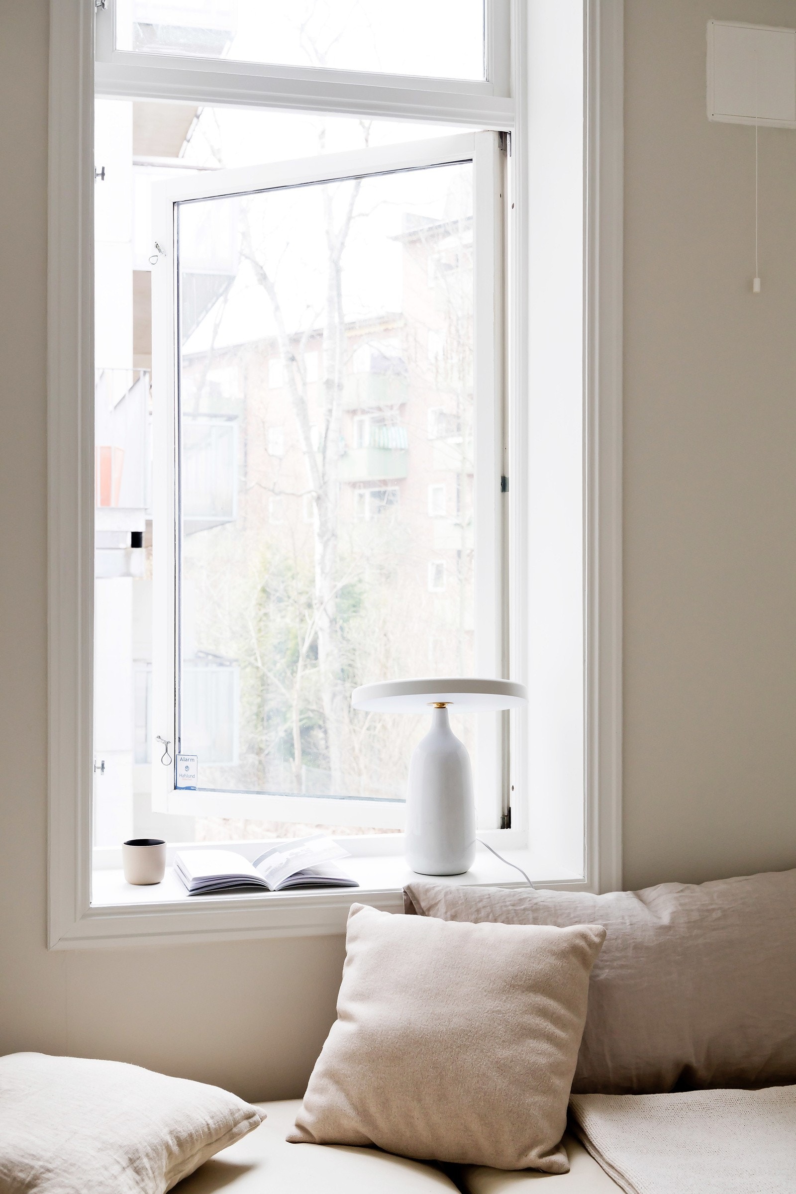 Leiligheten vender mot bakgårs og oppleves som stille og rolig. Galleribilde