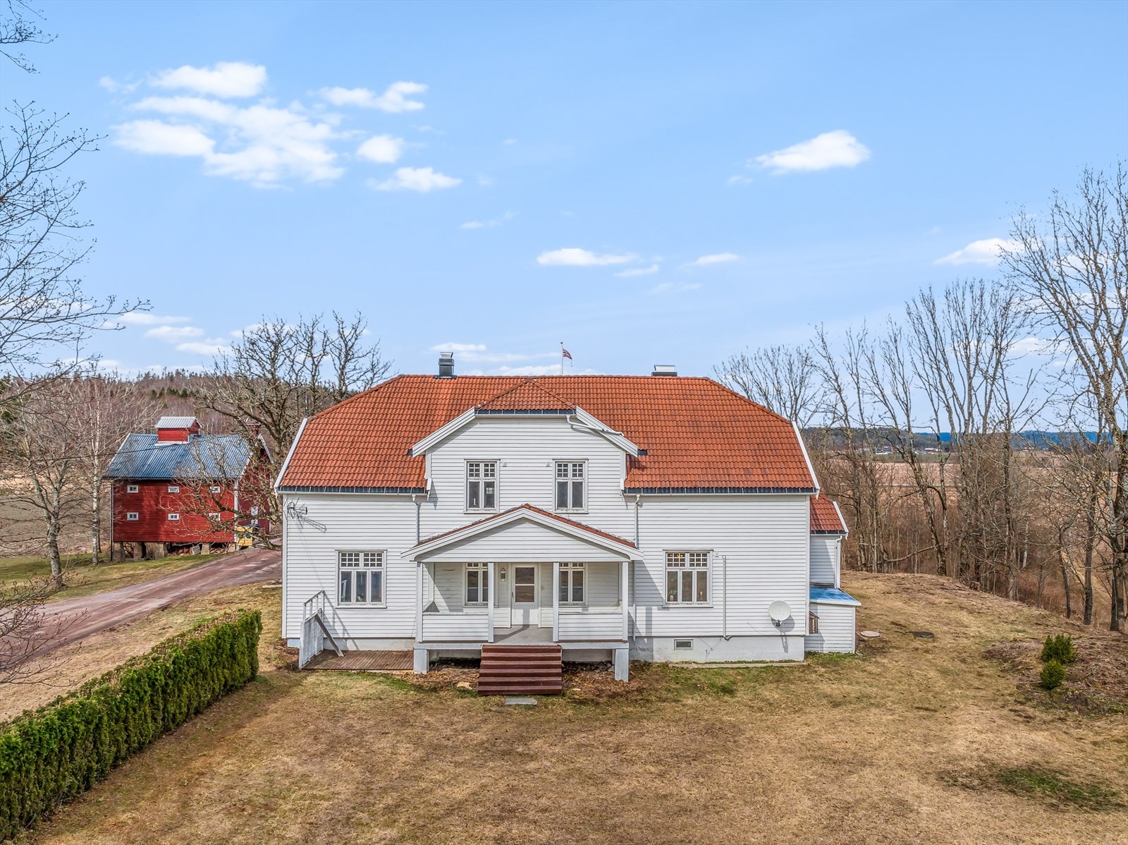 Fasade fra terrassesiden, her er det godt med sol. Galleribilde