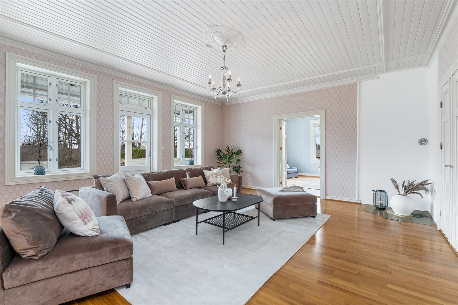 Koselig stue med god høyde under taket. Galleribilde