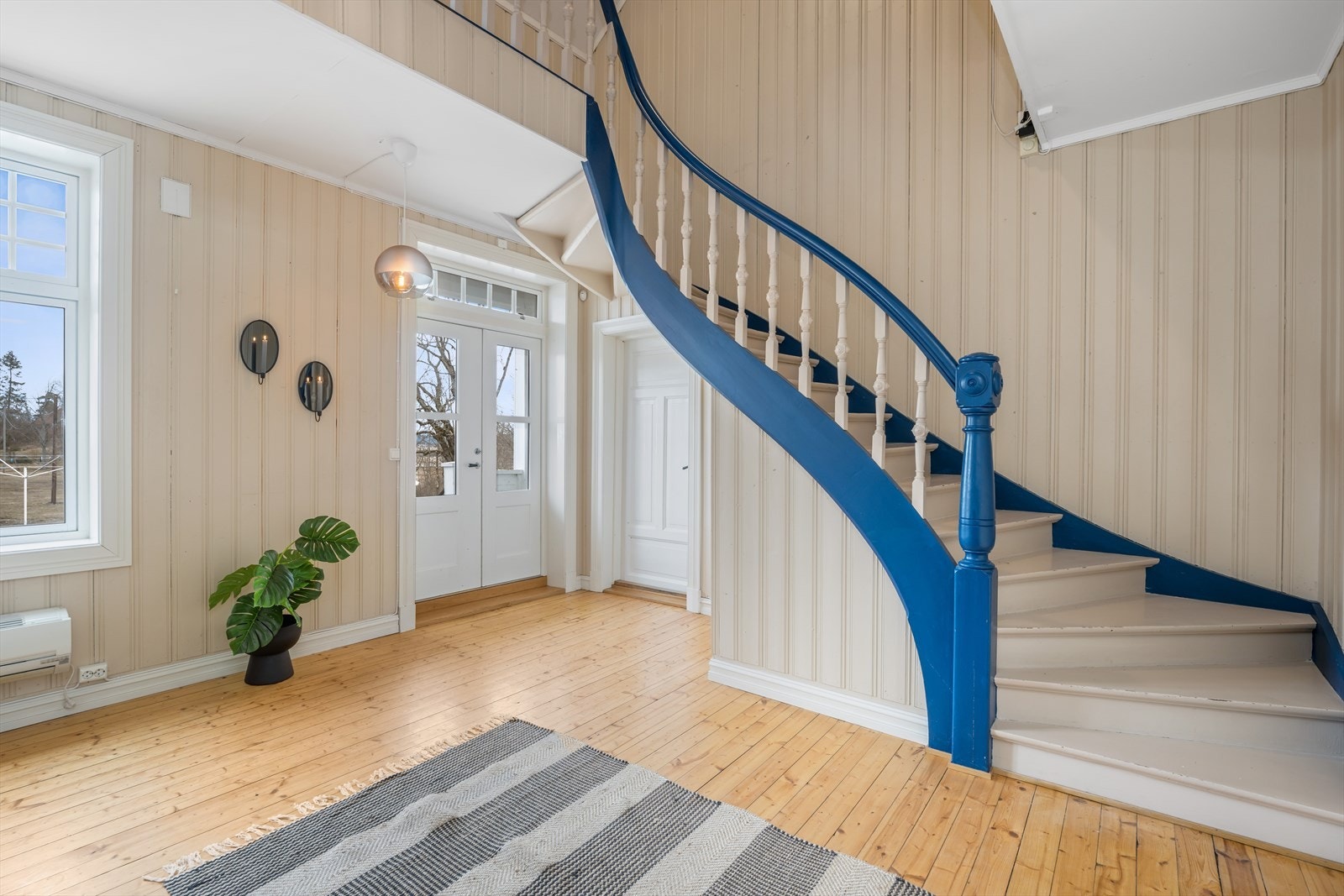 Hallen nede med stor fin trapp opp til 2 etg. Galleribilde