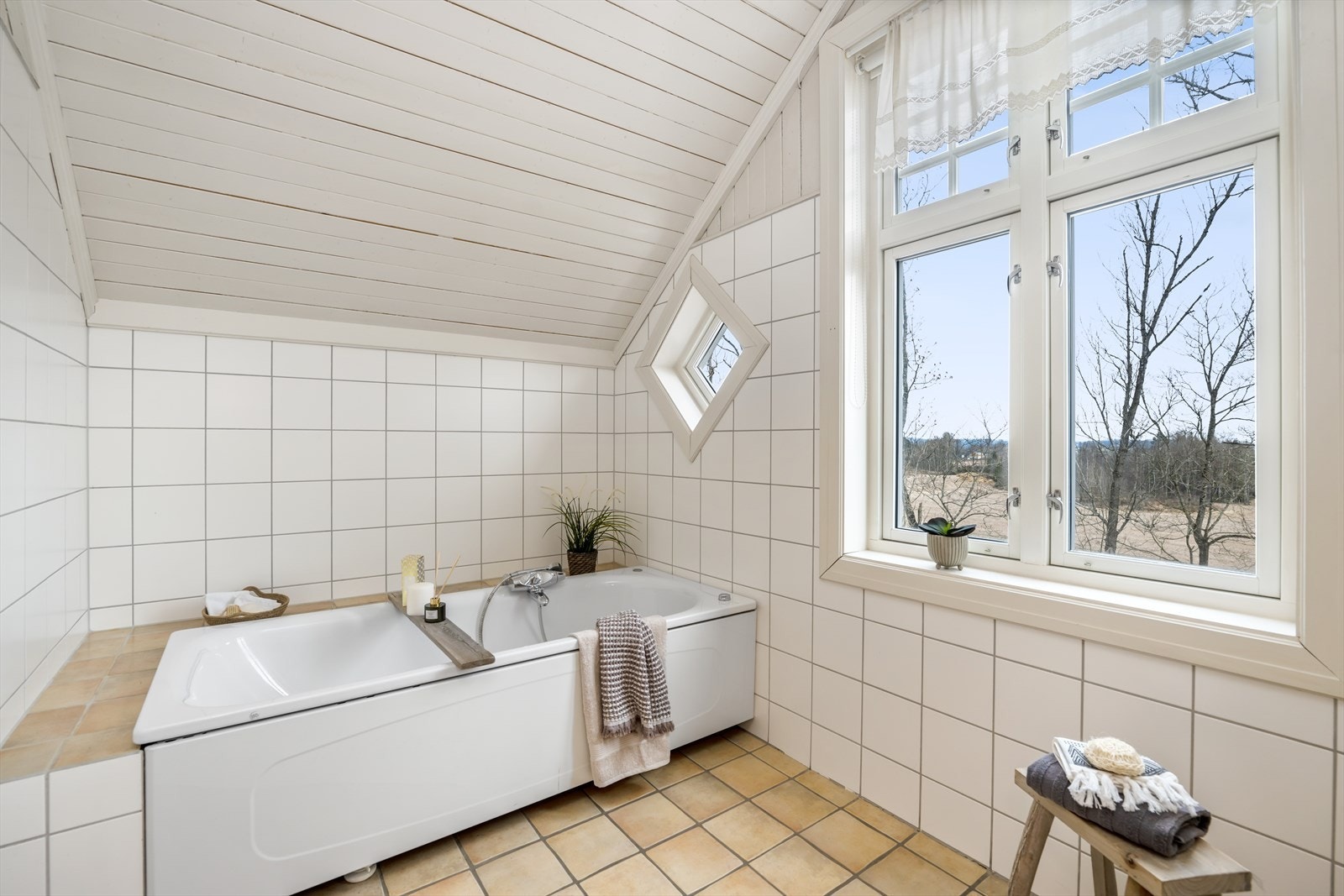 Både badekar med dusj og dusj med dusjvegger. Separat toalettrom ved siden av. Galleribilde