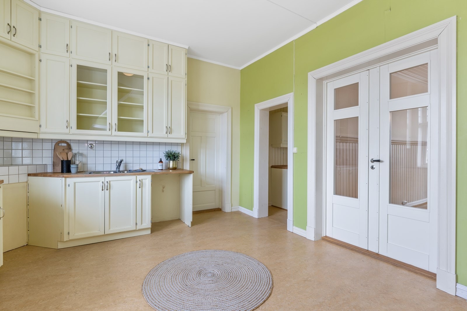 Kjøkkenet har også utgang til gang med direkte utgang og bod Galleribilde