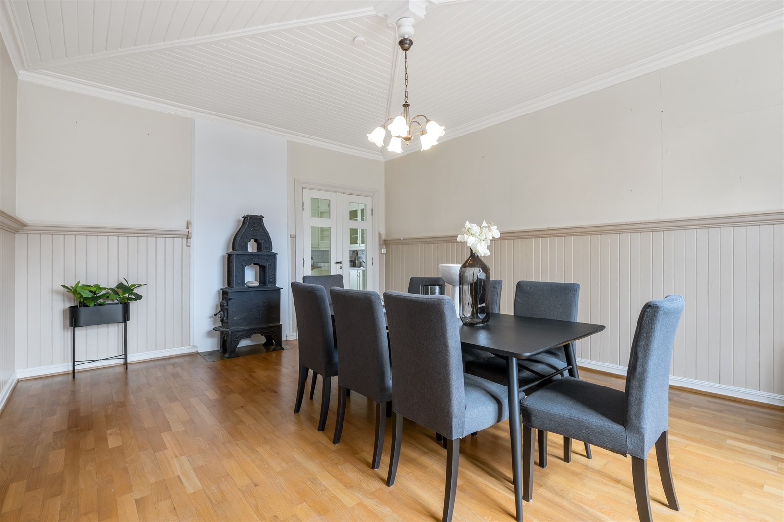 Spisestue har god plass og høyt under taket Galleribilde