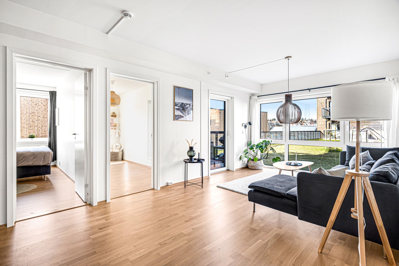 Med store vindusareal har boligen rikelig med naturlig lysinnslipp. Galleribilde