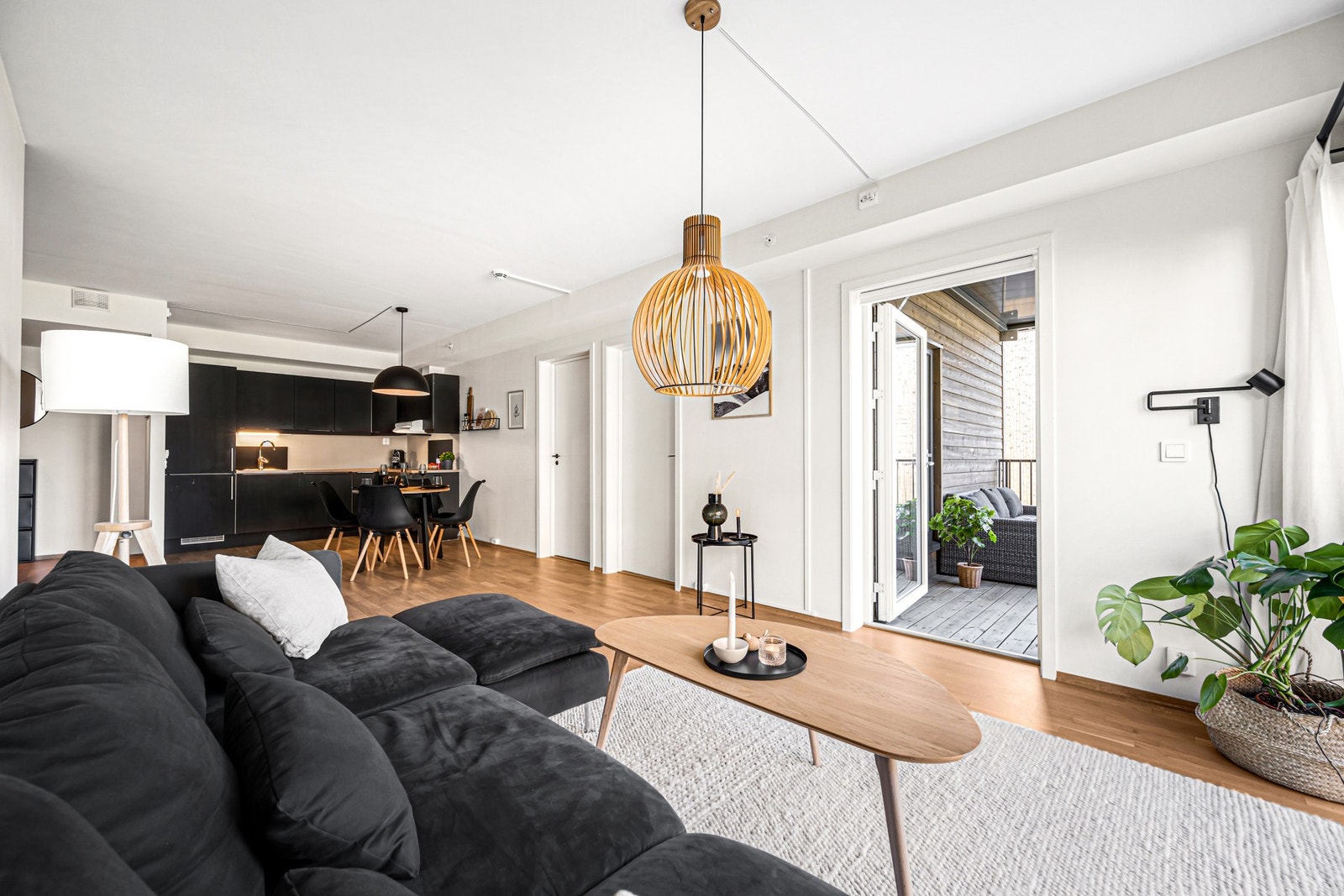 Utgang til terrasse fra stue. Felleskostnadene inkl. bl.a fjernvarme (varmtvann/oppvarming), kabel-TV og internett. Galleribilde