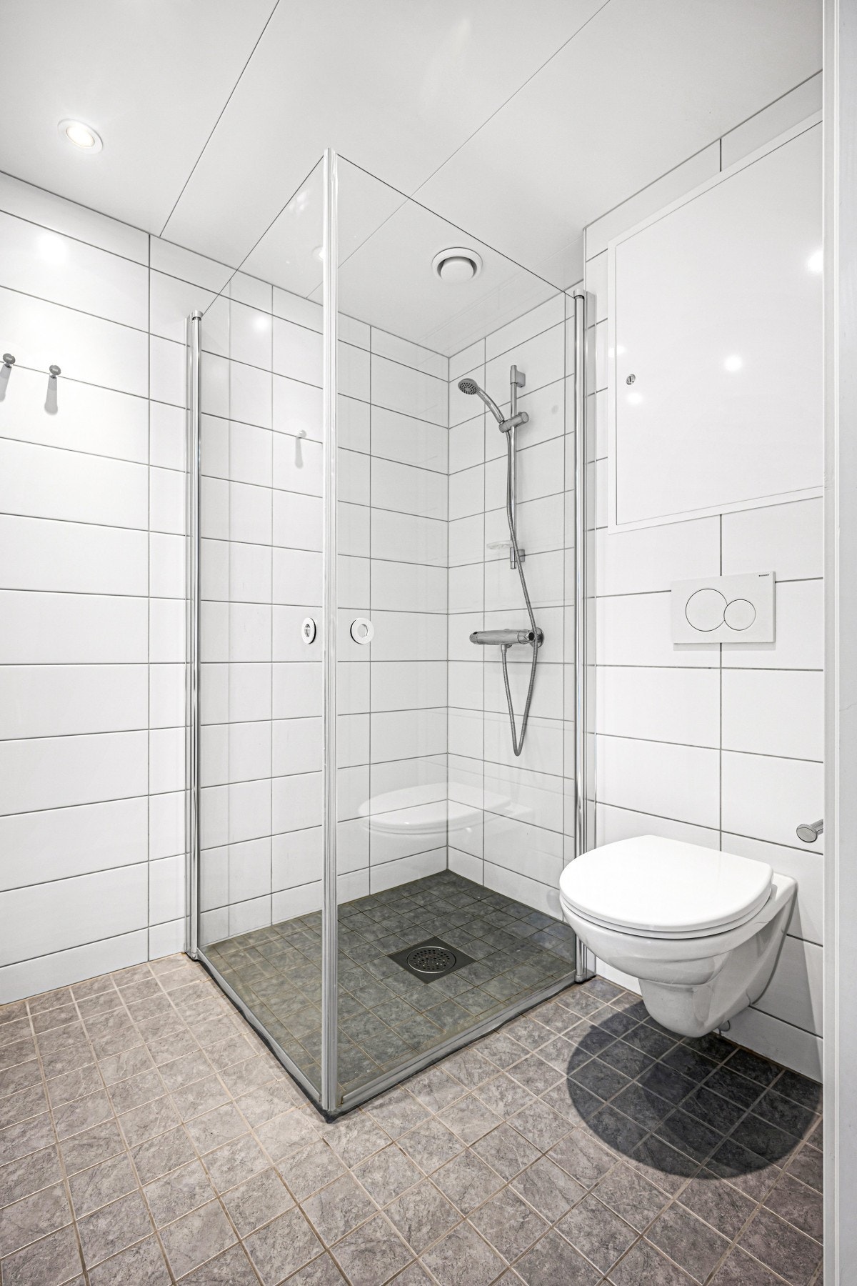 Dusjhjørne og vegghengt WC. Galleribilde