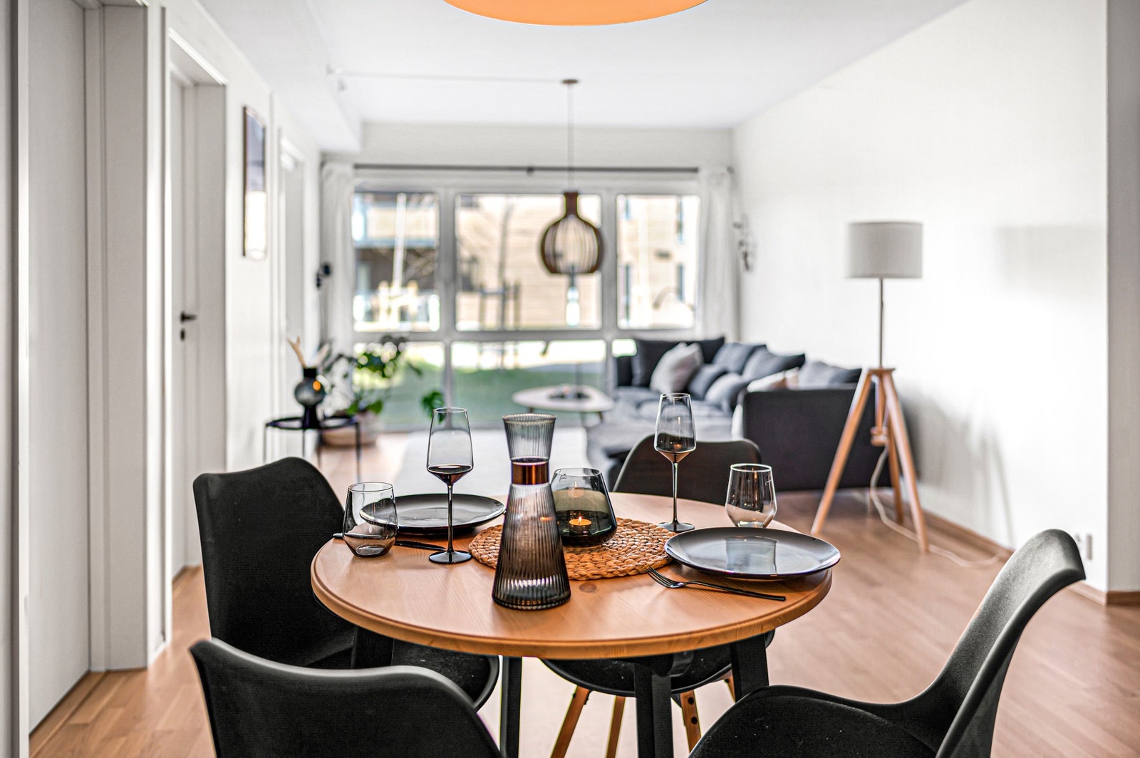 God plass til spisebord i overgangen til kjøkken. Balansert ventilasjon bidrar til et sunt inneklima. Galleribilde